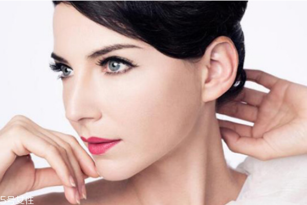 眼影可以当高光用吗,眼影能当高光用吗