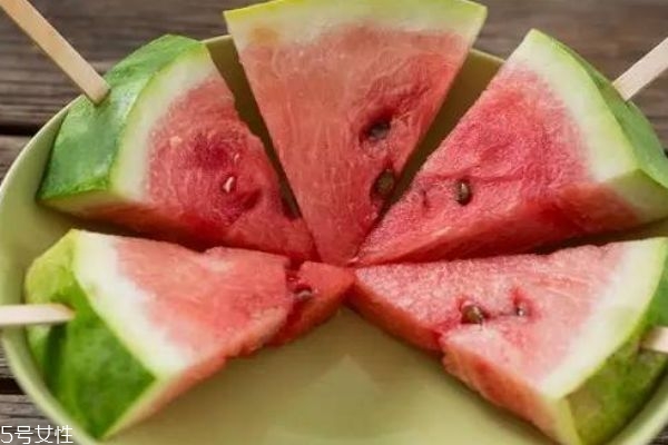 西瓜皮可以做什么吃的,西瓜皮可以做什么手工