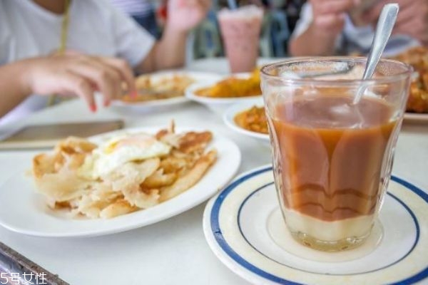 奶茶是怎么制作的,奶茶怎么做的自制 奶茶是怎么制作的,奶茶怎么做的自制