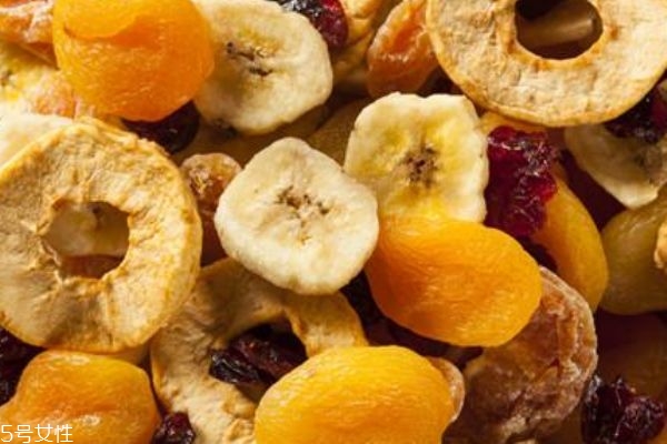 杏干泡水喝有什么功效和作用,杏干泡水喝有什么功效杏干和枸杞能一起泡水喝吗