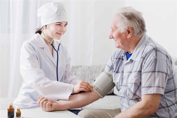 冬天洗澡后一定要擦身体乳吗(冬天洗完澡擦身体乳好吗)