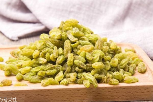 葡萄干是提子做的吗,葡萄干是用葡萄还是提子做的