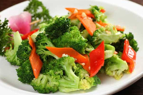 炒西兰花的家常做法,西兰花直接吃可以吗