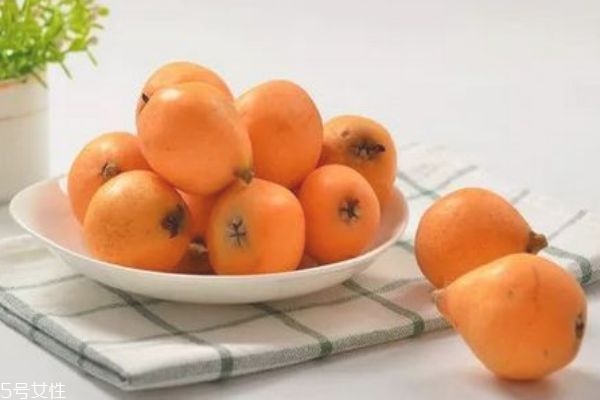 枇杷变黑了还能吃吗,枇杷泡酒枇杷变黑还能喝不 枇杷变黑了还能吃吗,枇杷泡酒枇杷变黑还能喝不