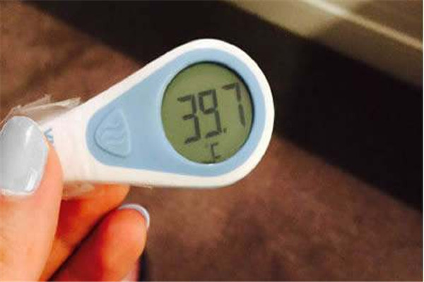 小孩发高烧吃什么东西比较好,发高烧吃什么药好呢