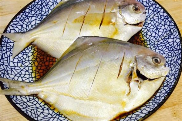 鲳鳊鱼怎么处理干净,怎样做鲳鱼