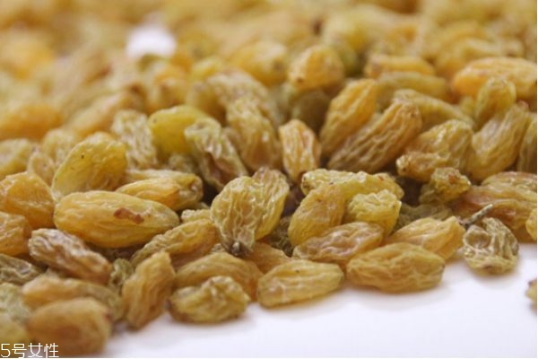 吃葡萄对人有什么好处,鲜葡萄和葡萄干的营养有什么区别 吃葡萄对人有什么好处,鲜葡萄和葡萄干的营养有什么区别