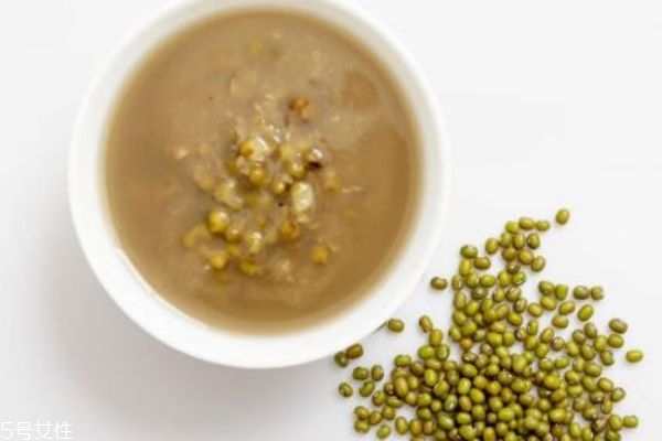 绿豆汤是红色的还是绿色的,红豆汤为啥是绿的