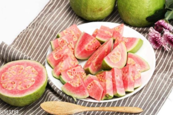 芭乐的籽怎么去除,吃芭乐时里面的籽要去掉吗