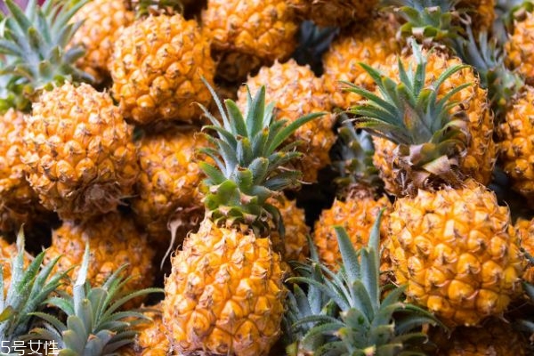 吃菠萝烂嘴角怎么办,一吃菠萝嘴角就烂而且好久都好不了