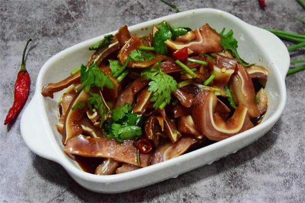 卤水猪耳朵的家常做法,青椒炒猪耳朵的家常做法