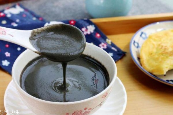 黑芝麻和黑芝麻糊哪个好吸收,黑芝麻糊好还是黑芝麻好