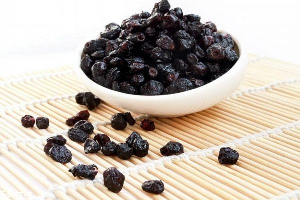 蓝莓干一天吃多少合适,蓝莓果干的功效,每天吃多少比较合适?