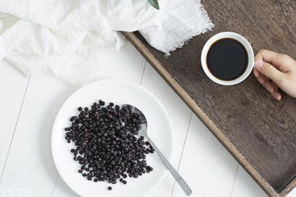 蓝莓干能泡水喝吗,蓝莓果干泡水有什么好处