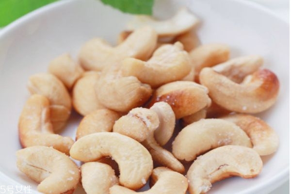盐焗腰果还有营养吗,盐焗腰果的皮可以吃吗
