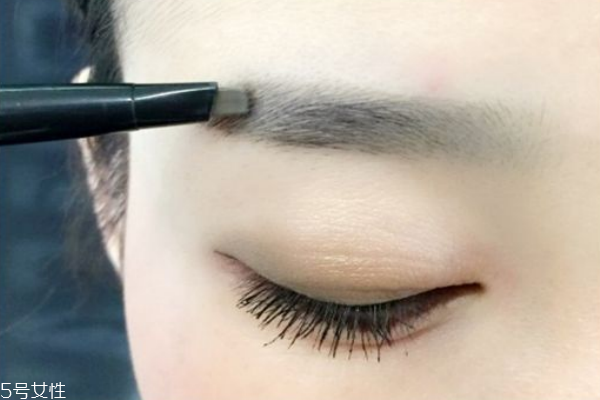 黑灰色眉笔效果图,棕灰色眉笔效果图片