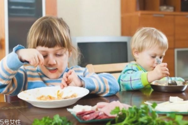 一岁宝宝不能吃的水果,一岁以内的宝宝不能吃什么水果