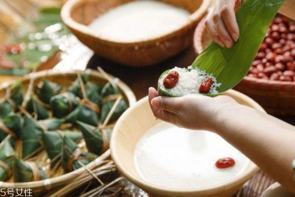 包粽子如何泡米,包粽子的方法和步骤图糯米用泡吗 包粽子如何泡米,包粽子的方法和步骤图糯米用泡吗