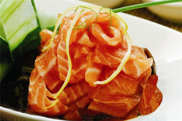 三文鱼一次性可以吃多少,一天吃多少克三文鱼好呢 三文鱼一次性可以吃多少,一天吃多少克三文鱼好呢