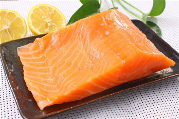 生吃三文鱼要不要挤柠檬汁,三文鱼遇到柠檬汁变白