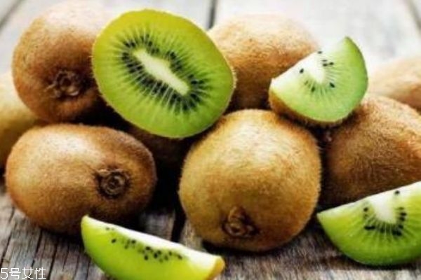 猕猴桃不能跟牛奶一起吃吗,猕猴桃是不是不能和牛奶一起吃 猕猴桃不能跟牛奶一起吃吗,猕猴桃是不是不能和牛奶一起吃