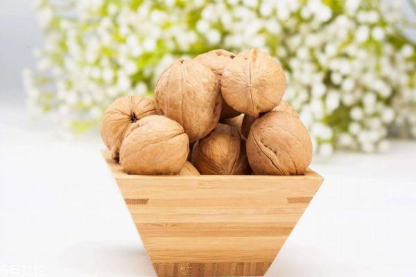 纸皮核桃薄皮核桃的区别,纸皮核桃和厚皮核桃有什么区别吗