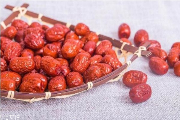大红枣和枸杞泡水喝有什么好处,枹杞和红枣泡水是否长期可以喝? 大红枣和枸杞泡水喝有什么好处,枹杞和红枣泡水是否长期可以喝?