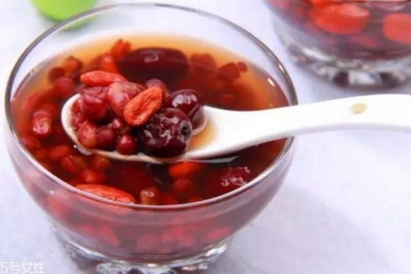 红枣是生吃好还是泡水喝好,红枣泡水和生吃哪个营养价值高