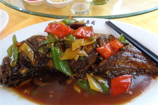 红烧石斑鱼的做法和步骤,鲈鱼红烧怎么做