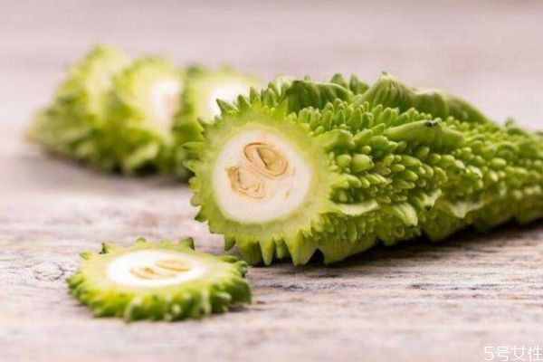 苦瓜敷脸可以去痘痘吗,吃苦瓜能去痘痘吗 苦瓜敷脸可以去痘痘吗,吃苦瓜能去痘痘吗