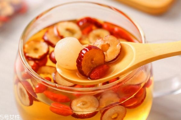 生姜红枣泡水什么时候喝最好,红枣泡水什么时候喝最好呢?