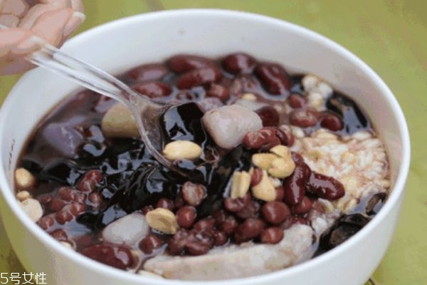 怎么做烧仙草奶茶,酸奶烧仙草怎么做