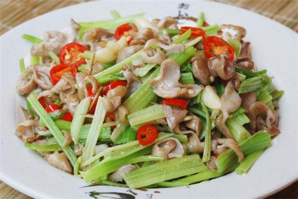 猪大肠炒芹菜怎么做才好吃,芹菜和猪大肠能一起炒吗