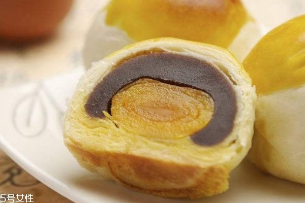 蛋黄酥刚烤出来是软的吗,蛋黄酥烤完软软的原因