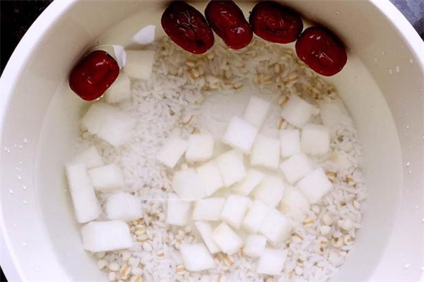 小米山药薏米粥的功效和作用,山药薏米粥的功效和作用及禁忌