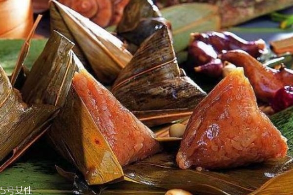 煮粽子用冷水还是热水煮多久,煮粽子用冷水还是热水下锅