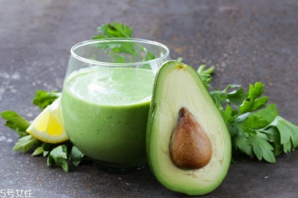女性吃牛油果的好处和坏处,女性吃牛油果有什么好处