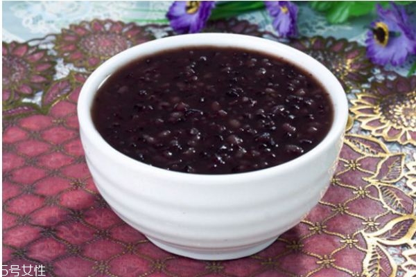 吃黑米粥会上火吗,黑米粥的功效和作用上火吗