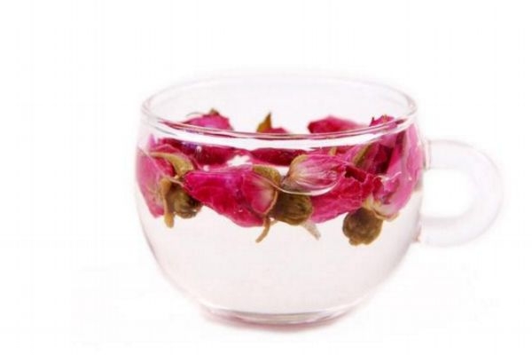 玫瑰花泡水喝有什么作用,喝玫瑰水有什么好处和坏处