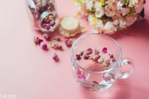 玫瑰配什么泡水喝最好,玫瑰花和什么一起喝水最好呢