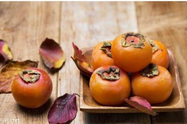 如何判断柿子是否成熟,怎么判断柿子熟不熟 如何判断柿子是否成熟,怎么判断柿子熟不熟