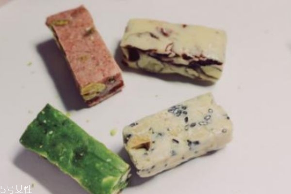 雪花酥和牛轧糖的区别是什么,雪花酥和牛轧糖的区别窍门