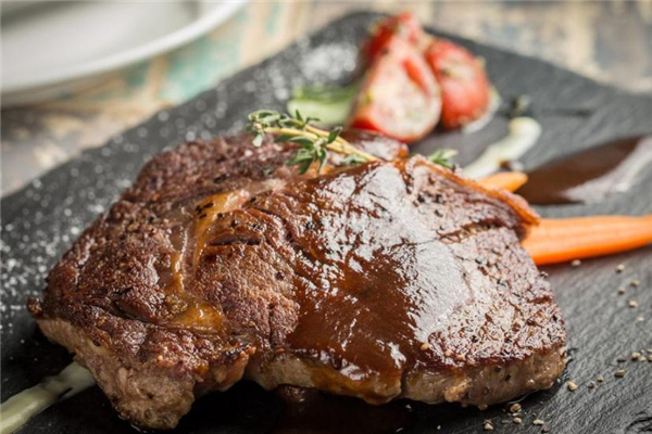 肉眼牛排怎么煎才不老,牛排怎么煎都不会老