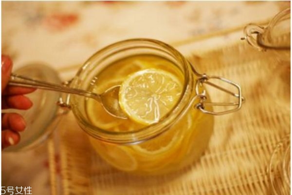蜂蜜加柠檬有什么功效和作用,早起喝蜂蜜柠檬水有什么作用