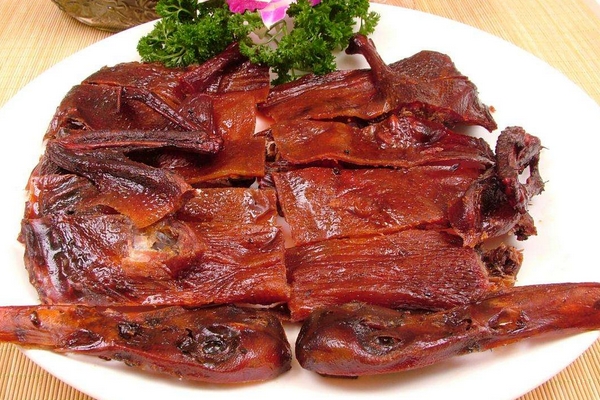 正宗酱板鸭怎么制作的,酱板鸭的做法和配方