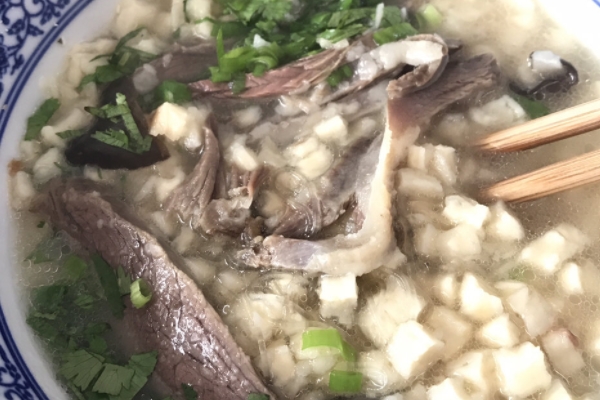 羊肉泡馍可以加汤吗,羊肉泡馍的羊肉汤放什调料