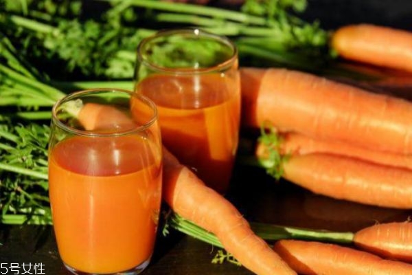 胡萝卜榨汁要煮熟吗?,胡萝卜榨汁要煮熟吗胡萝卜汁和面
