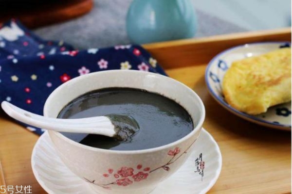 黑芝麻有什么作用和功效,黑芝麻一天吃多少合适呢?