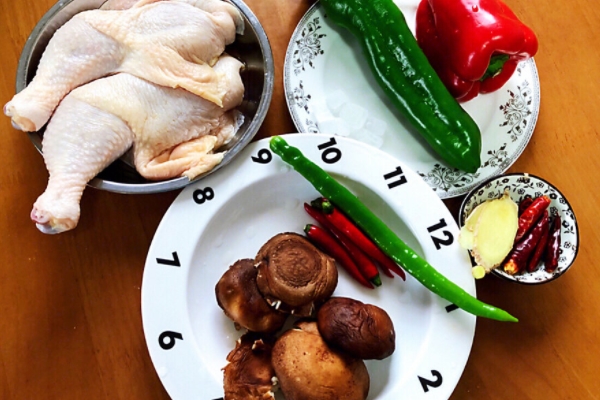 黄黄焖鸡怎么做好吃窍门,黄焖鸡怎么做好吃