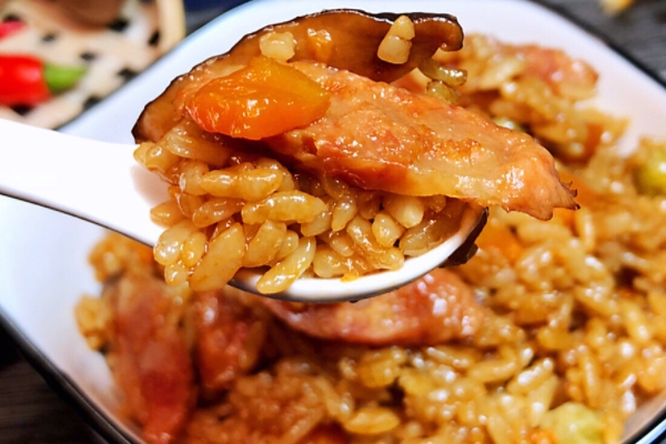 煲仔饭要放油吗,电饭煲煲仔饭要放油吗